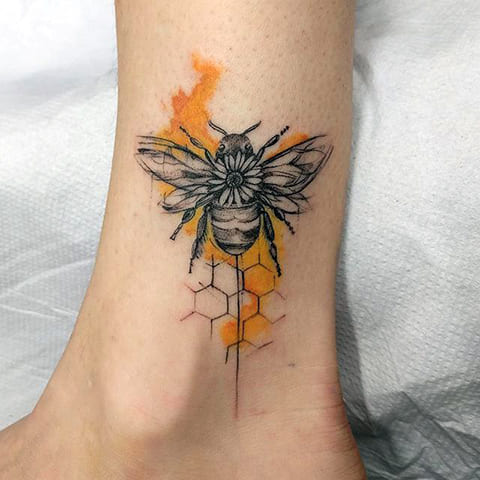 Tetovanie včely na nohe