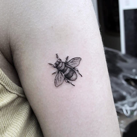 Tatuaggio di ape sulla spalla