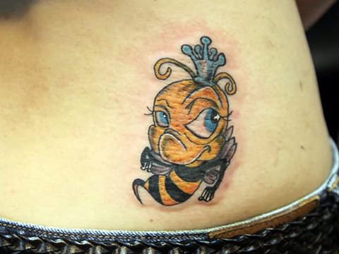 Tatuaj albină pe zona lombară
