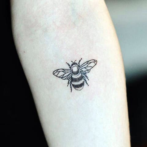 Tatuiruotė bitė ant dilbio
