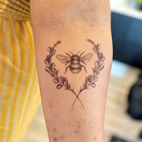 Tetovanie včely na ruke - fotografia