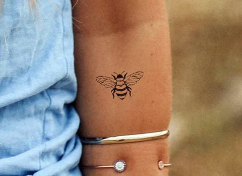 Κάντε τατουάζ μια μέλισσα στο χέρι σας
