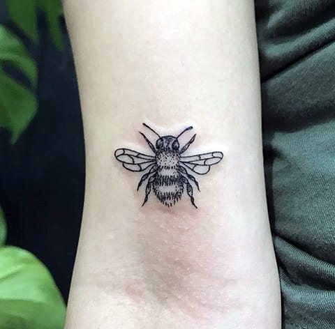 Tatuiruotė bitė ant rankos