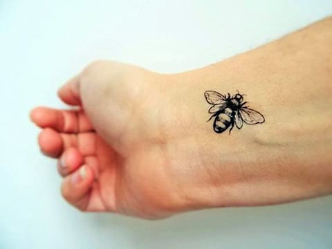 Tetovanie včely na zápästí - fotografia