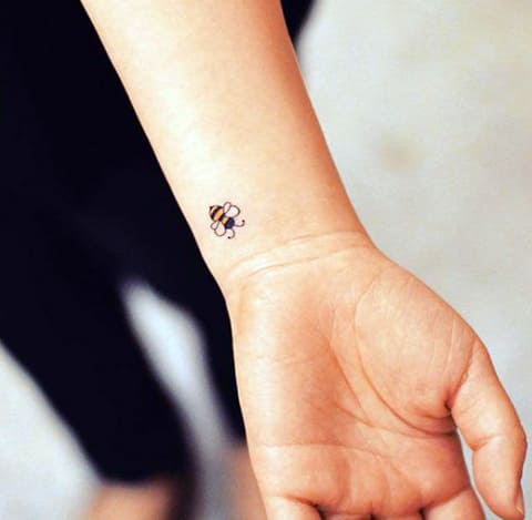 Bičių tatuiruotė ant riešo