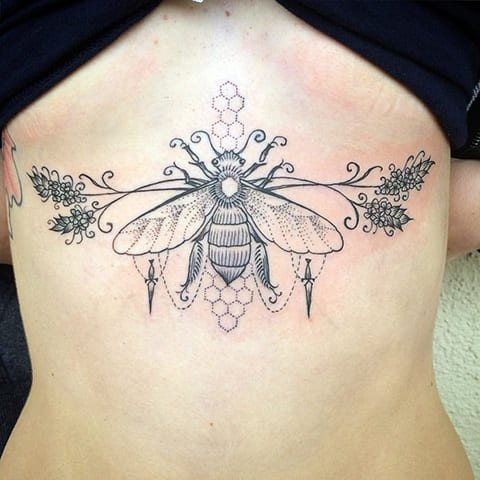 Tetovanie včely pod prsiami
