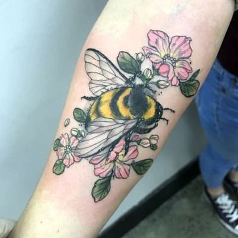 Tatuointi mehiläinen ja kukkia
