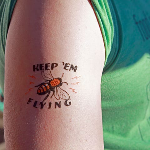 Tetoválás egy méh és felirat