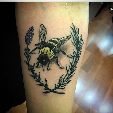 Tatuagem de uma abelha com coroa