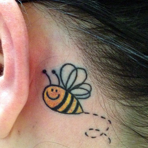 Tatuagem de uma abelha atrás da orelha