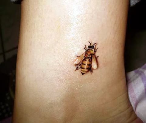 纹身蜜蜂