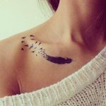 Τατουάζ ενός φτερού - έννοια σε ένα κορίτσι με μια λέξη, πουλιά, παγώνι στο πόδι, το χέρι, τον καρπό, το στομάχι, το λαιμό, την πλάτη, την κλείδα, στο πλάι