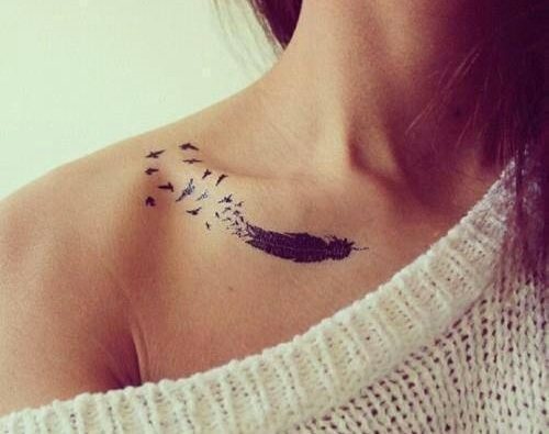 羽のタトゥー - 単語、鳥、脚、腕、手首、胃、首、背中、鎖骨、側面の孔雀と女の子の意味