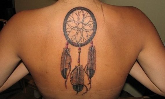 Tatuaż z piór - znaczenie u dziewczynki z napisem, ptaki, paw na nodze, ramieniu, nadgarstku, brzuchu, szyi, plecach, obojczyku, z boku