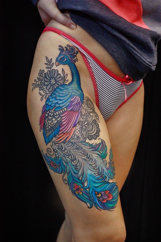 Татуировка на перо - значение в момиче с дума, птици, паун на крак, ръка, китка, стомах, шия, гръб, ключица, отстрани