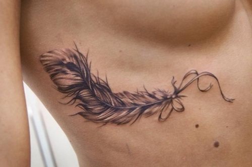 Tatoeage van een veer - betekenis in een meisje met een woord, vogels, pauw op een been, arm, pols, buik, nek, rug, sleutelbeen, aan de zijkant