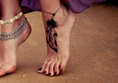 羽毛纹身 - 意味着在女孩的腿上、胳膊上、手腕上、肚子上、脖子上、背上、锁骨上、侧面有一个字、鸟、孔雀的纹身