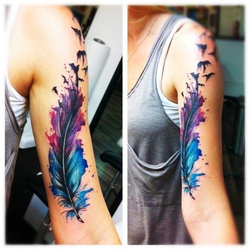 Tatuaż z piór - znaczenie u dziewczynki z napisem, ptaki, paw na nodze, ramieniu, nadgarstku, brzuchu, szyi, plecach, obojczyku, z boku