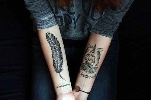 Tatuiruotė iš plunksnos - reikšmė mergaitė su žodžiu, paukščiai, povas ant kojos, rankos, riešo, skrandžio, kaklo, nugaros, raktikaulio, šono