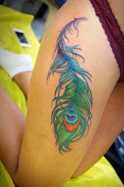 Tatuointi höyhen - merkitys tytössä sanalla, linnut, riikinkukko jalassa, käsivarressa, ranteessa, vatsassa, kaulassa, selässä, solisluussa, sivulla