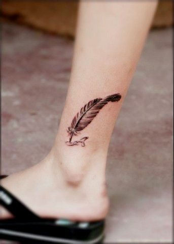 Tatouage d'une plume - signification chez une fille avec un mot, des oiseaux, un paon sur une jambe, un bras, un poignet, un estomac, un cou, un dos, une clavicule, sur le côté.