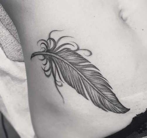 羽毛纹身 - 意味着在女孩的腿上、胳膊上、手腕上、肚子上、脖子上、背上、锁骨上、侧面有一个字、鸟、孔雀的纹身