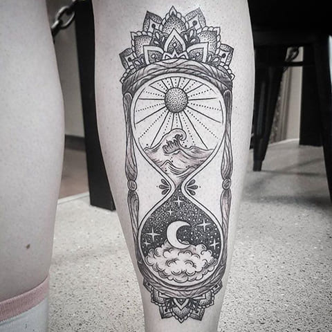 Smėlio laikrodžio tatuiruotė ant kojos