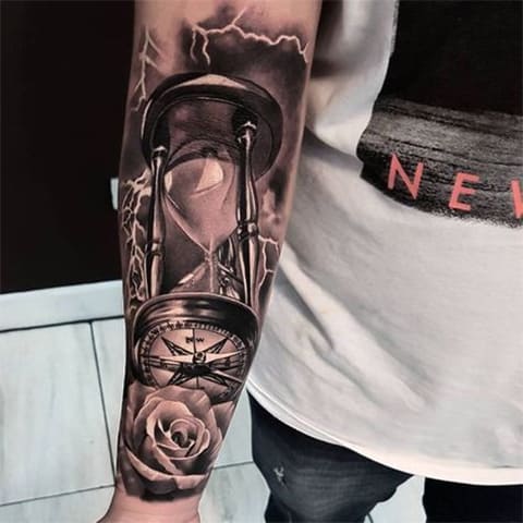 Smėlio laikrodžio tatuiruotė ant dilbio