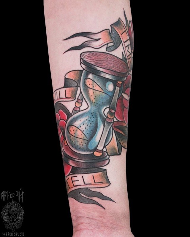 татуировка с пясъчен часовник на ръката от Art of Pain
