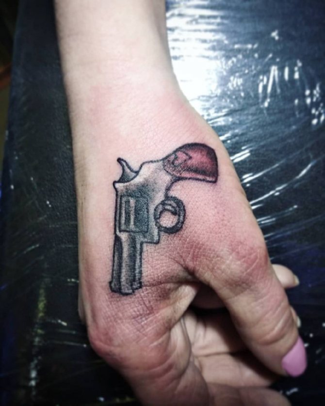 татуировка на пистолет