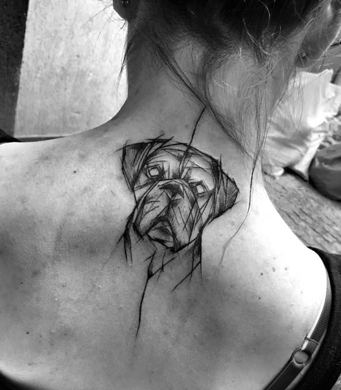 Τατουάζ με γραφικό pit bull στην πλάτη