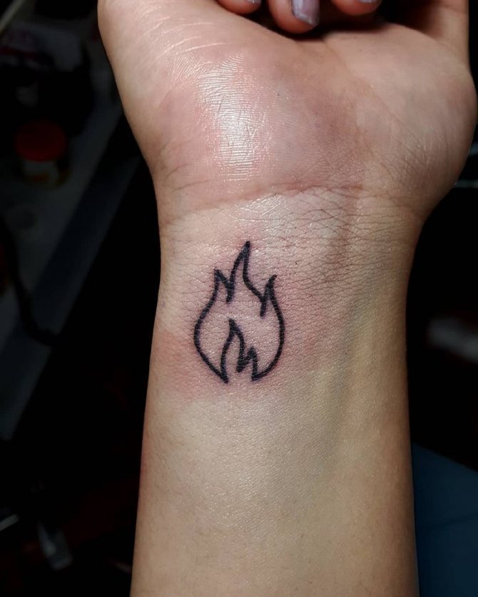 tattoo vlam op de hand