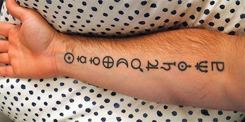 Tatuagem de símbolos planetários