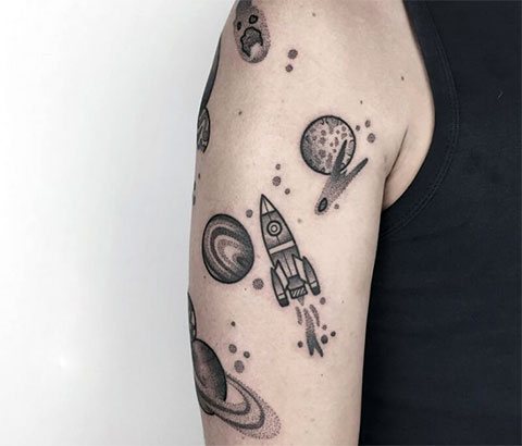 Planet tatuointi kädessä