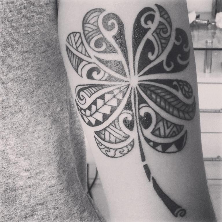 Tatuagem de um trevo tribal