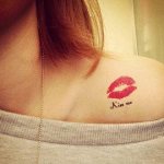 tatuaggio bacio foto