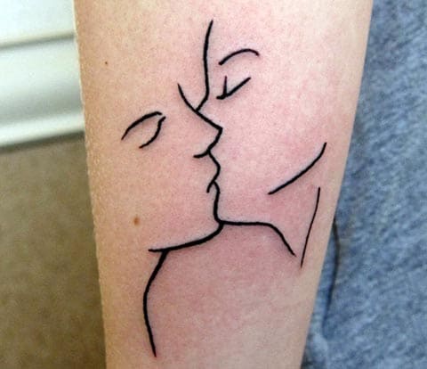 Tatuagem de beijo à mão - foto