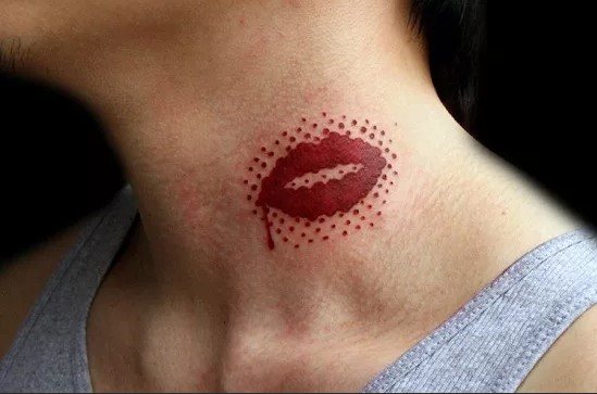 Tatuiruotės bučinys ant kaklo mergaitėms, vyrams. Reikšmė, nuotrauka