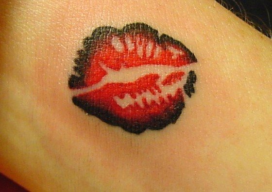 女の子、男性のための首の上にキスのタトゥー。意味、絵
