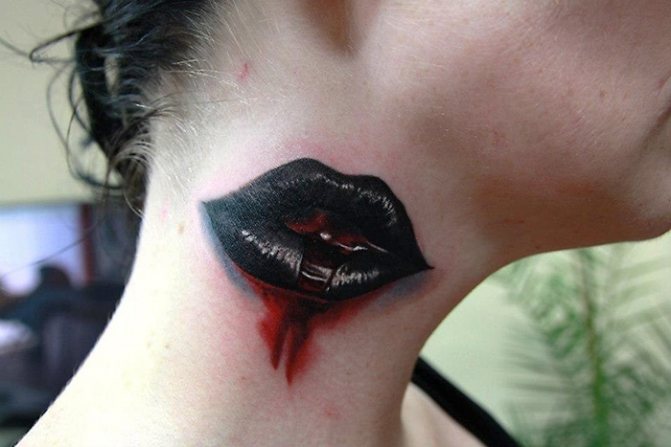 女の子、男性のための首の上にキスのタトゥー。意味・写真