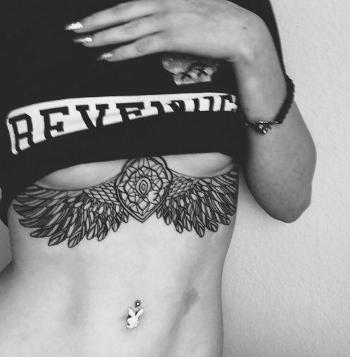 Tetování na hrudi pro dívky. Obrázky, vzory a významy: nápis s překladem, malý, krásný, květ růže, srdce, gotický