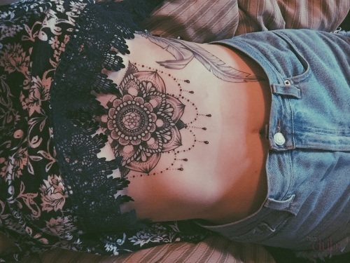 Tetovanie na hrudi pre dievčatá. Obrázky, vzory a významy: nápis s prekladom, malý, krásny, kvet ruže, srdce, gotický