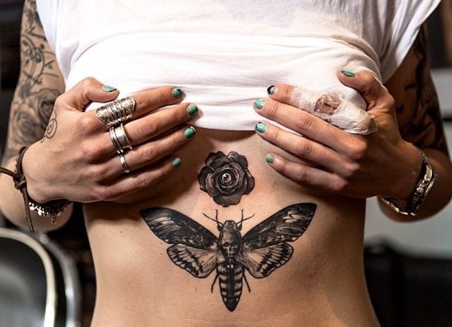 Tatuointi rintalastan alla tytöillä. Kuvia, luonnoksia ja merkityksiä: merkinnät ja käännös, pieni, kaunis, ruusu kukka, sydän, goottilainen.