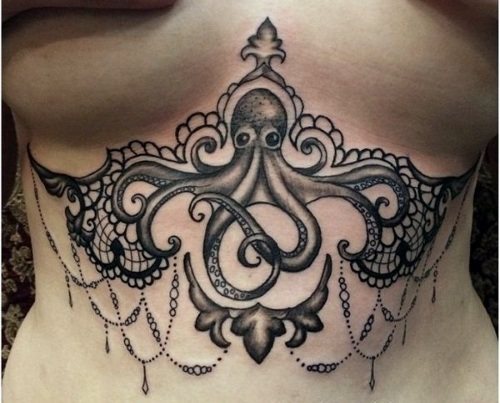 Tatuiruotė ant krūtinės mergaitėms. Paveikslėliai, dizainas ir reikšmės: išversti užrašai, mažas, gražus, rožės žiedas, širdis, gotika