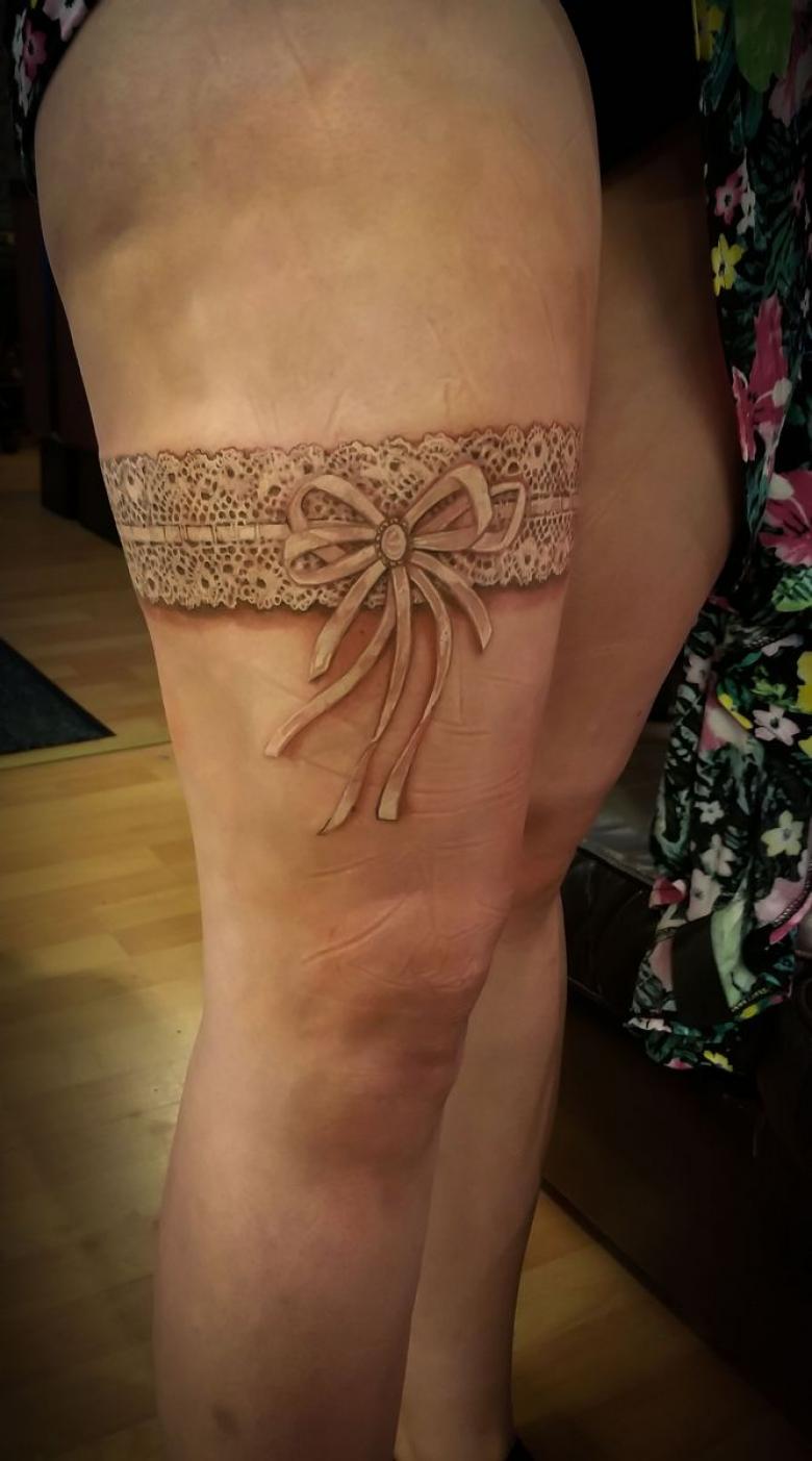 Τατουάζ καλτσοδέτα (83 φωτογραφίες) - έννοια, σκίτσα για κορίτσια στο ισχίο, πόδι