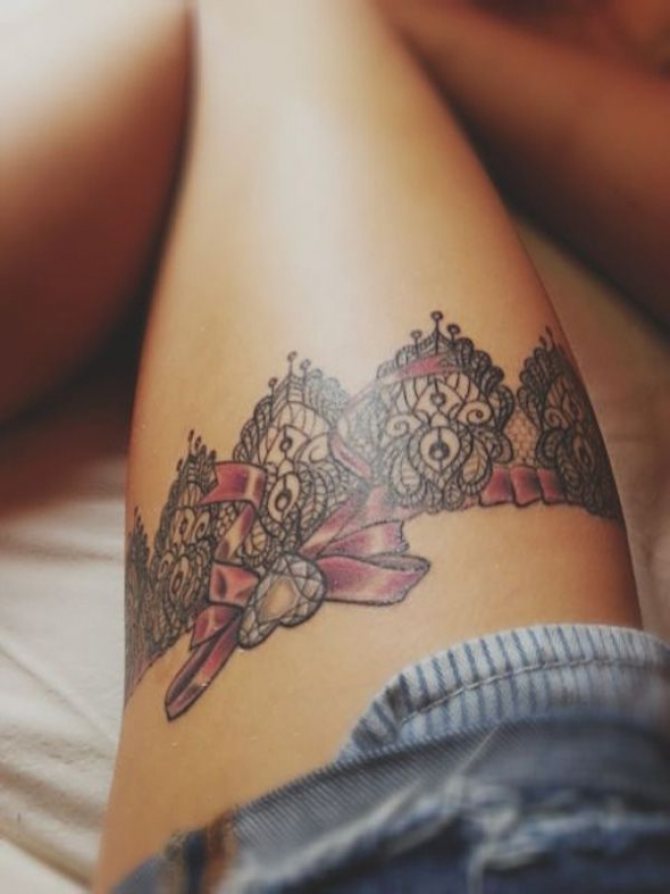 Tatuaggio Giarrettiera con fiocco sul fianco