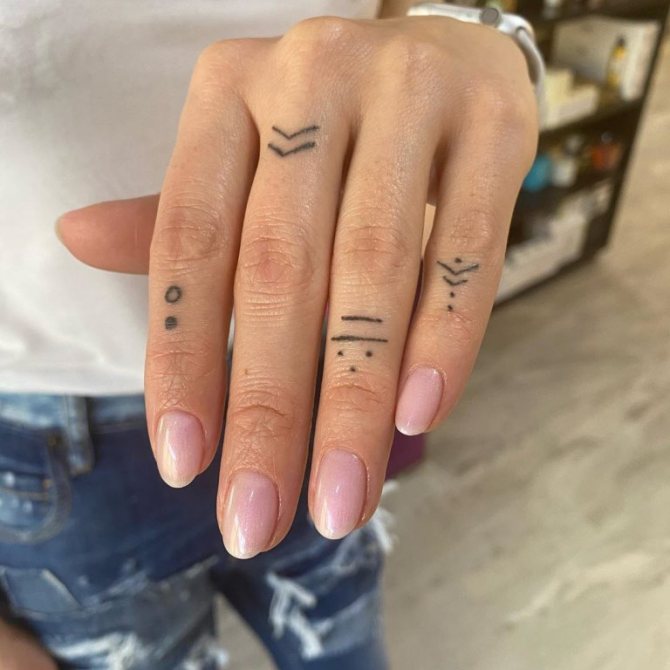 tetoválás csíkok az ujjon