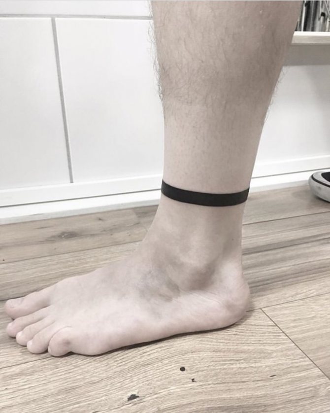 tatoeage strepen op zijn been