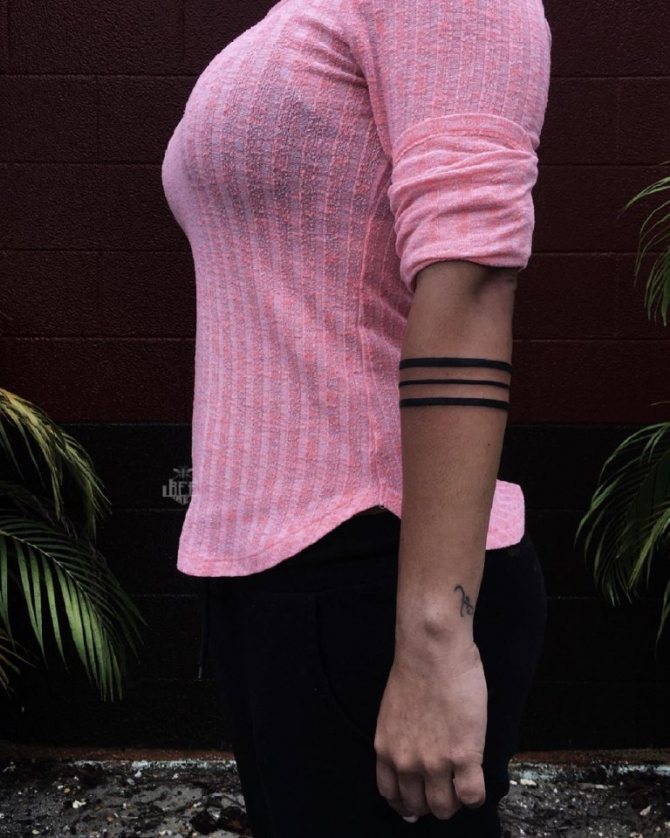 Tatuointiraidat käsivarren ympärillä
