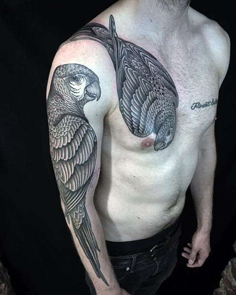 Tatuaj papagal pentru bărbați